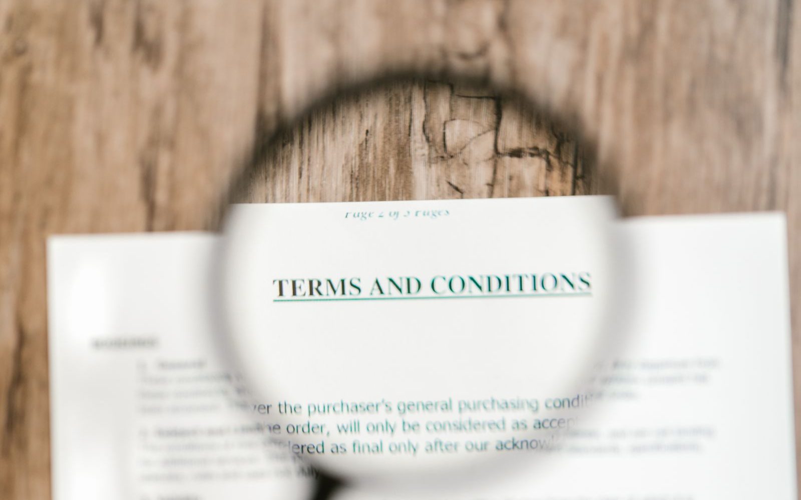 Une loupe au-dessus d'un document imprimé posé sur une table en bois