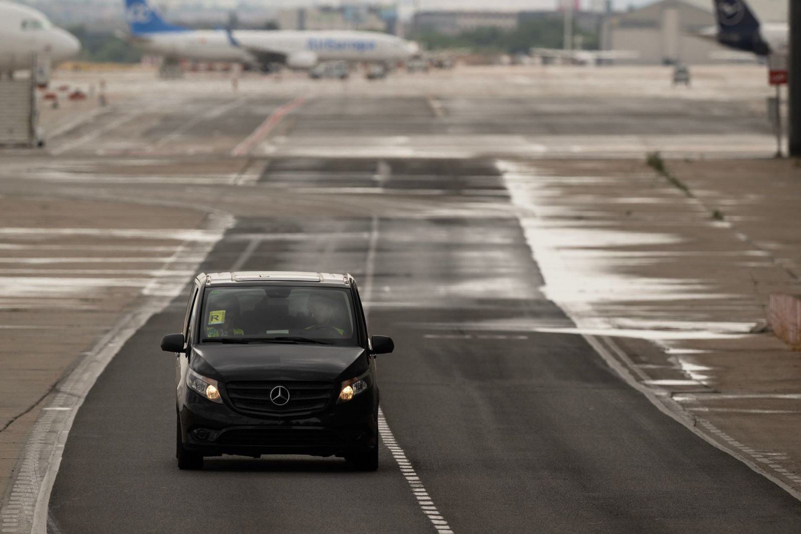 Véhicule de transfert sur une piste d’aéroport